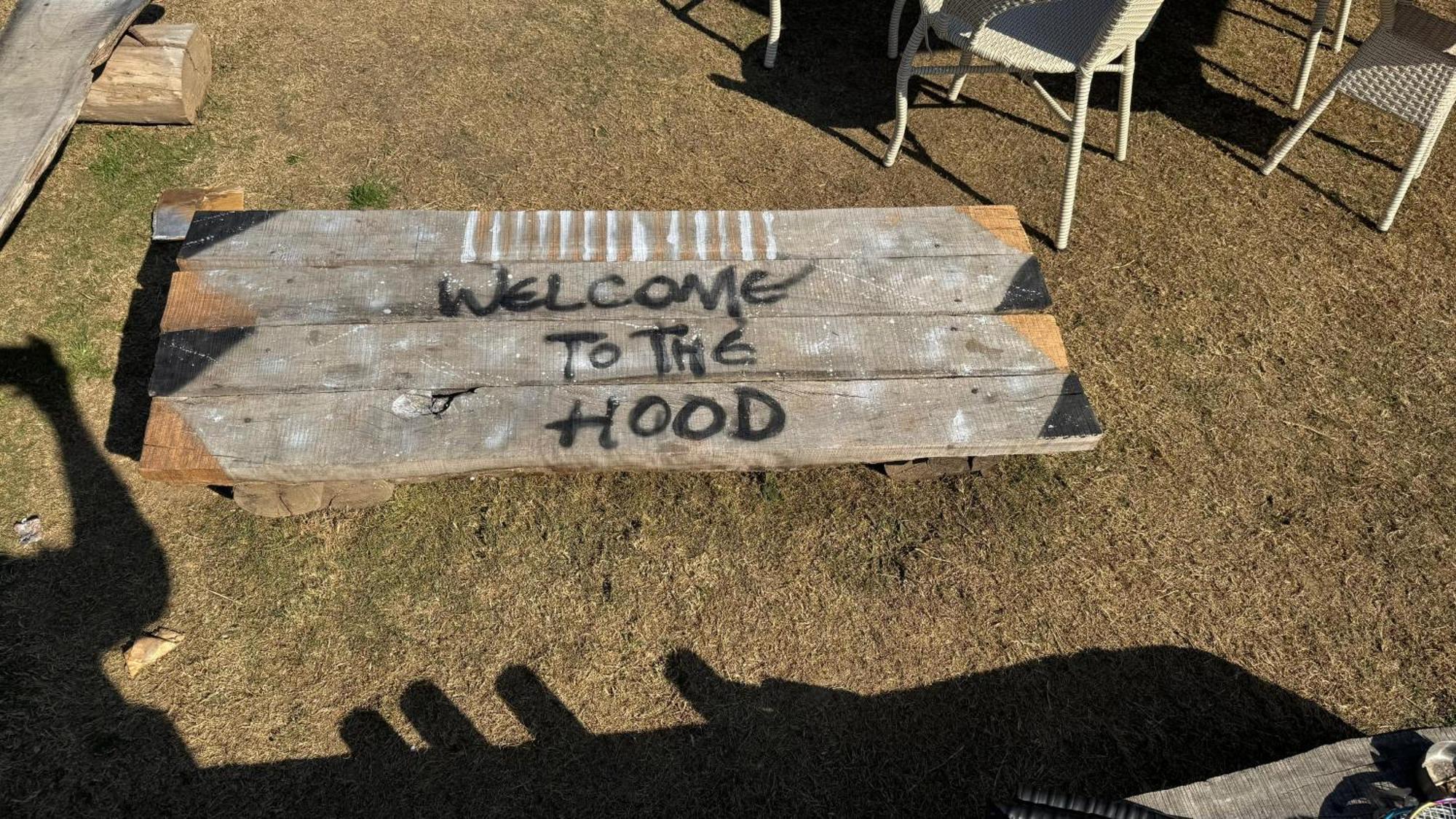 The Hood Bīr Exterior foto